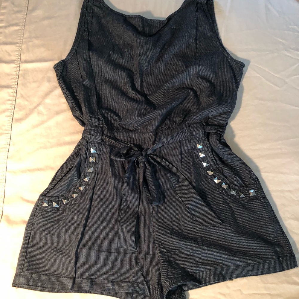 💄MILEY CYRUS PINSTRIPED ROMPER, EUC, SZ XL🔥